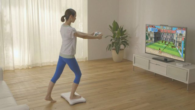 Donna fa esercizio con Wii Fit